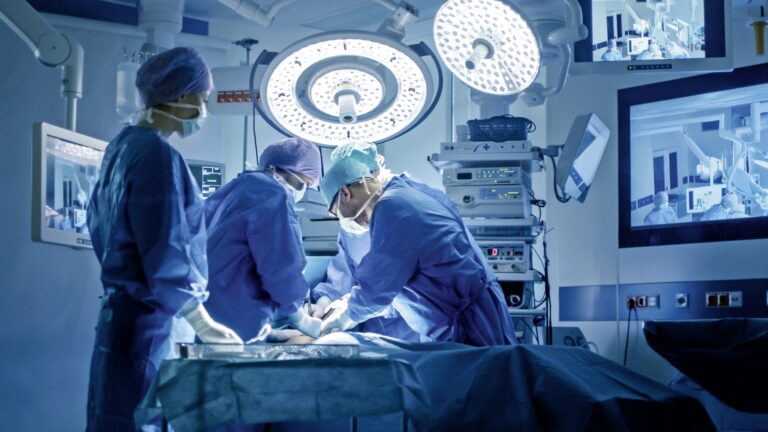 Nachgefragt | Medizin: Eine Operation steht an – wer kümmert sich um den Diabetes? | Foto: Gorodenkoff – stock.adobe.com