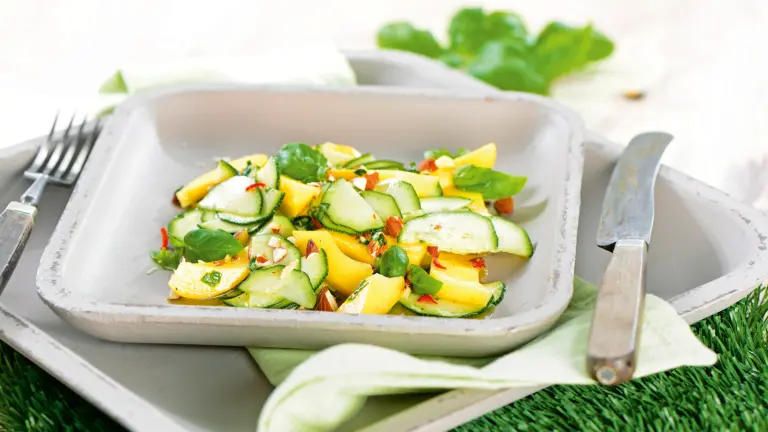 Rezept für Zucchinisalat mit Mandeln und Aprikosen | Foto: Bernhard und Gabi Kölsch / MedTriX