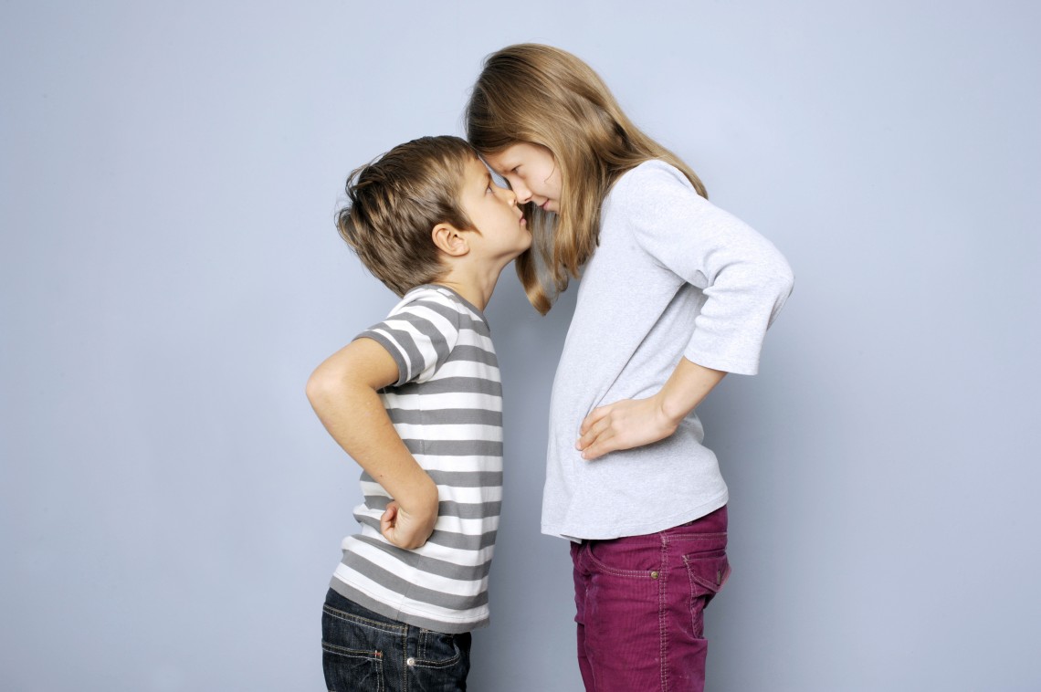 Zwei Kinder, Junge und Mädchen, haben Streit