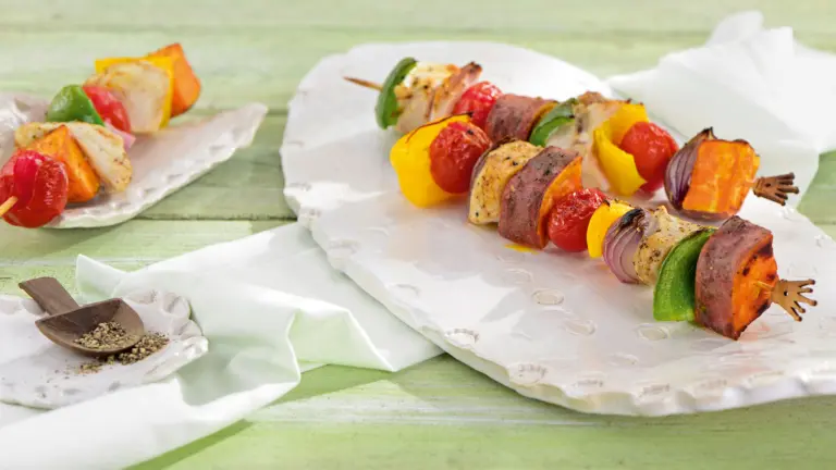 Rezept für Mediterrane Fleischspieße mit Süßkartoffeln | Foto: MedTriX / Bernhard und Gabi Kölsch