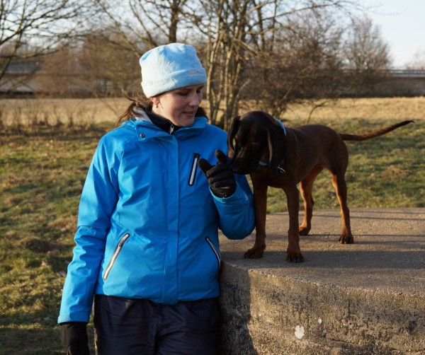 Unsere ersten gemeinsamen Wochen waren sehr kalt. Hier zwar ohne Schnee - dafür aber knackig kalt. Und Candy ist schon wieder sehr interessiert an meinen Handschuhen ;-