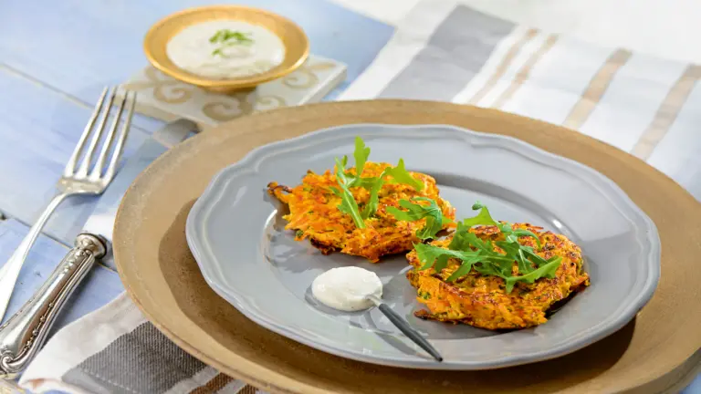 Rezept für Karottenpuffer mit Sesamdip | Foto: MedTriX / Bernhard und Gabi Kölsch