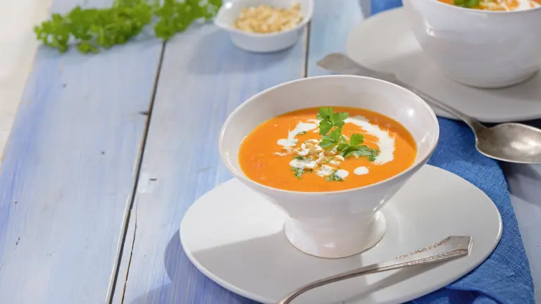 Rezept für Karottensuppe mit Chili, Ingwer und Nüssen | Foto: MedTriX / Bernhard und Gabi Kölsch