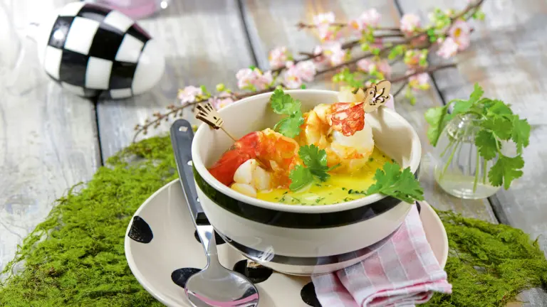 Rezept für Currysuppe mit Apfel, Garnelen und Koriander | Foto: MedTriX / Bernhard und Gabi Kölsch