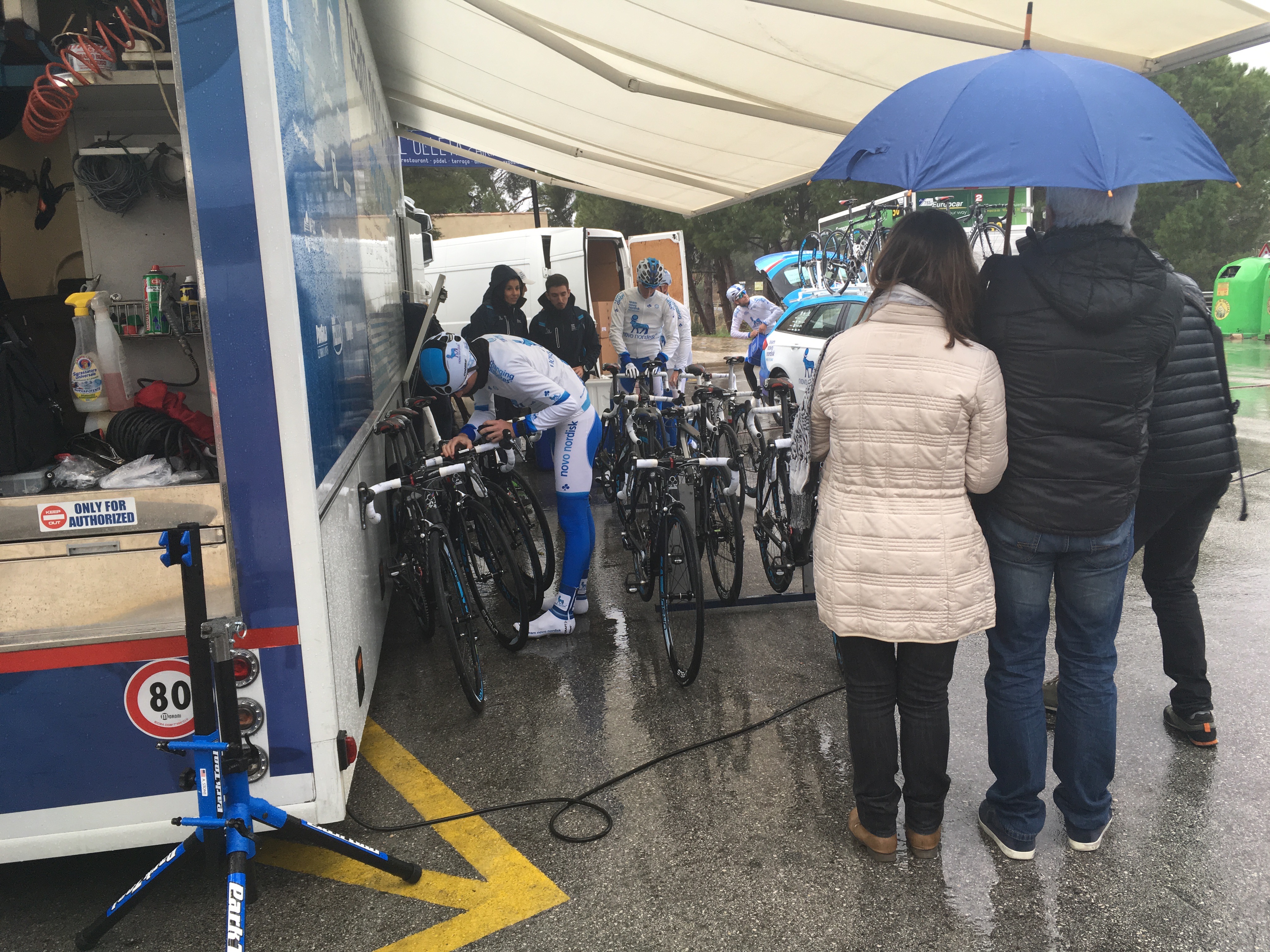 Regen? Egal! Vorbereitungen für die Trainingsausfahrt.