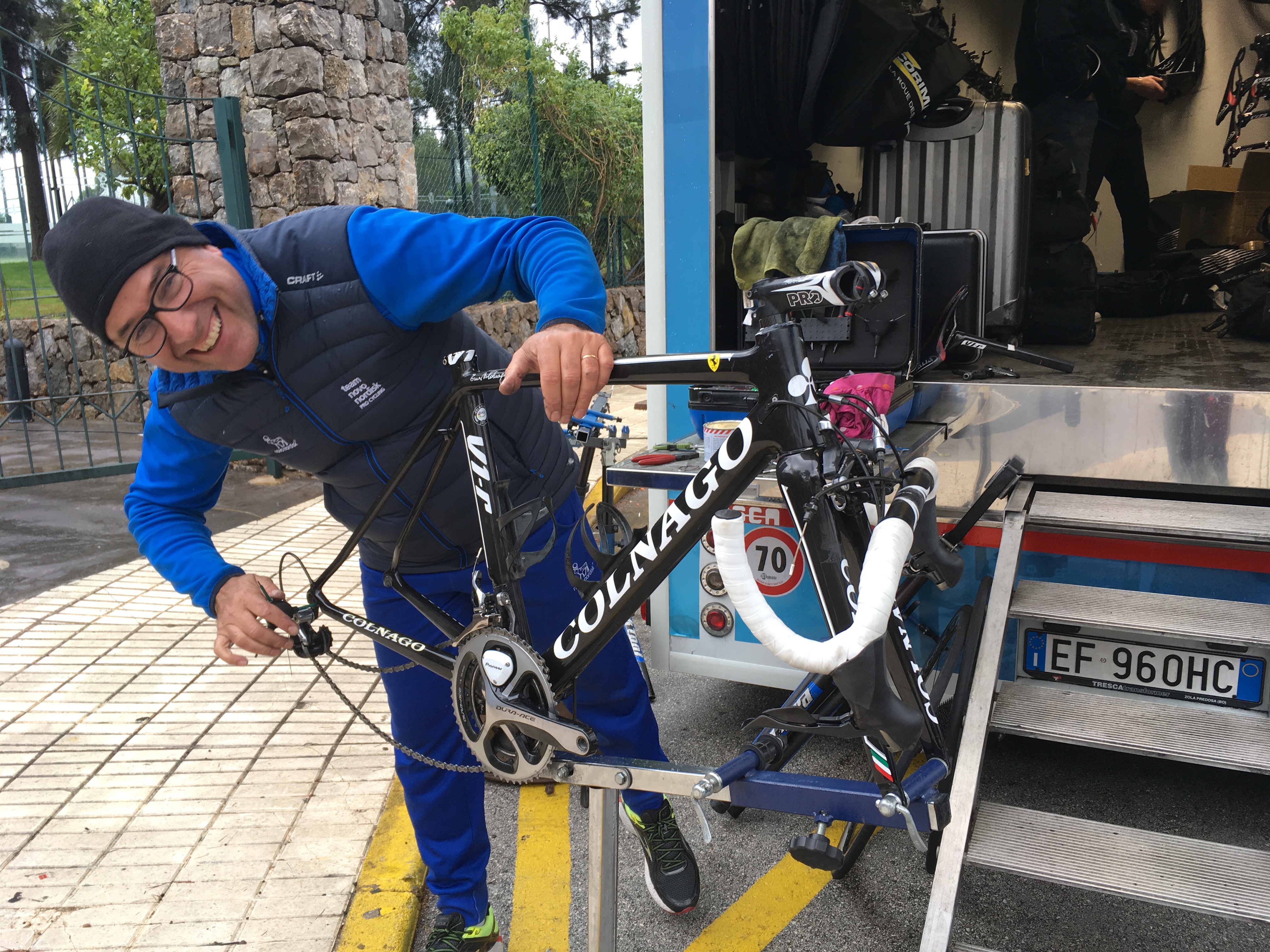 Ein Mechaniker kümmert sich in der mobilen Fahrradwerkstatt um die schnellen Geschosse der Radprofis.