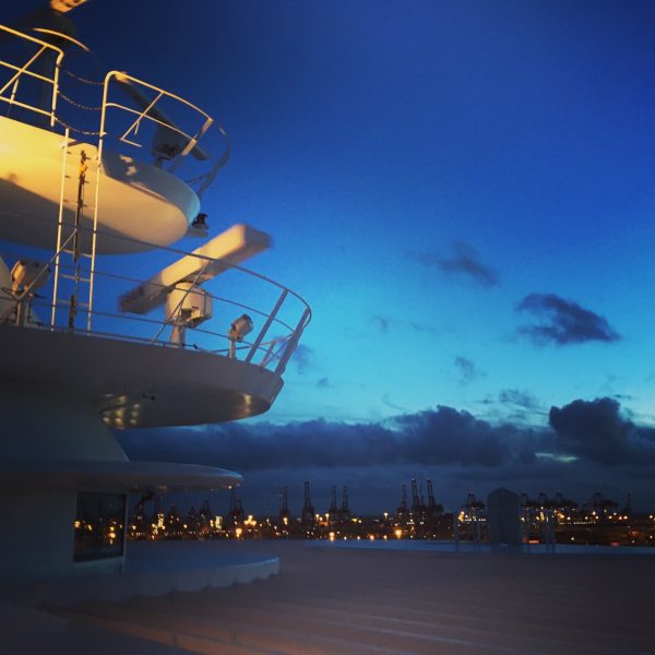 Tolle Atmosphäre beim Ablegen aus dem Hamburger Containerhafen