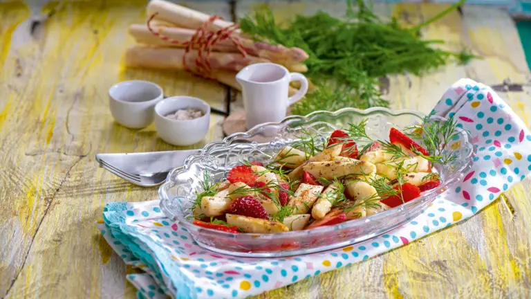 Leser-Rezept für lauwarmen Spargel-Erdbeer-Salat | Foto: MedTriX_Bernhard und Gabi Kölsch