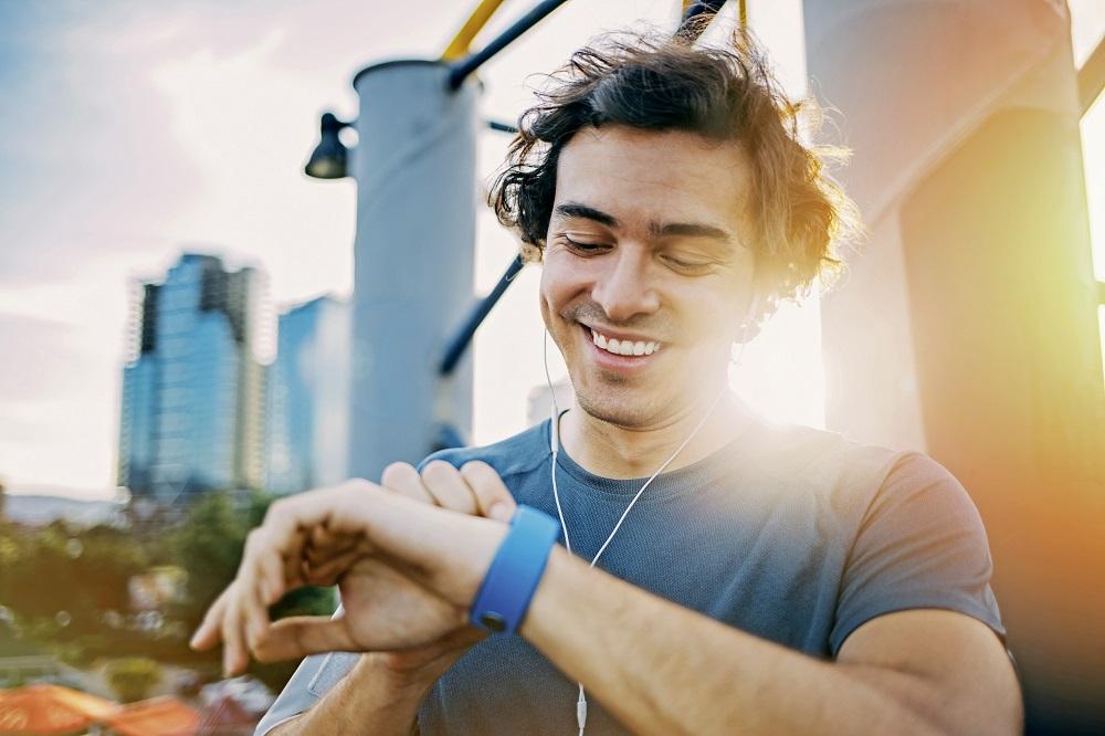 Fitness-Tracker & Co: Wearables sind heutzutage bei Sport und Bewegung nicht mehr wegzudenken. | Foto: pixelfit – stock.adobe.com