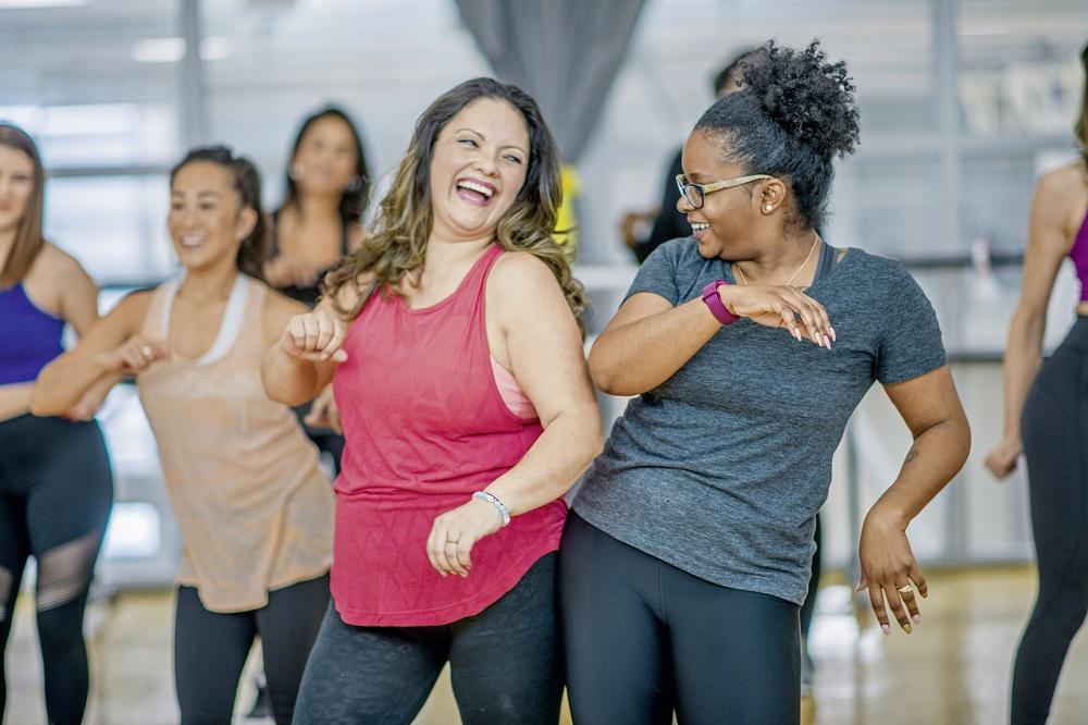 Gruppentraining: einer der Top-Fitnesstrends! Denn das Schwierigste ist, mit der Bewegung überhaupt erst zu beginnen. | Foto: FatCamera – stock.adobe.com