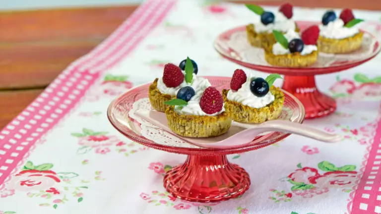 Rezept für Crunchy Hafercups mit cremigem Topping | Foto: MedTriX / Bernhard und Gabi Kölsch