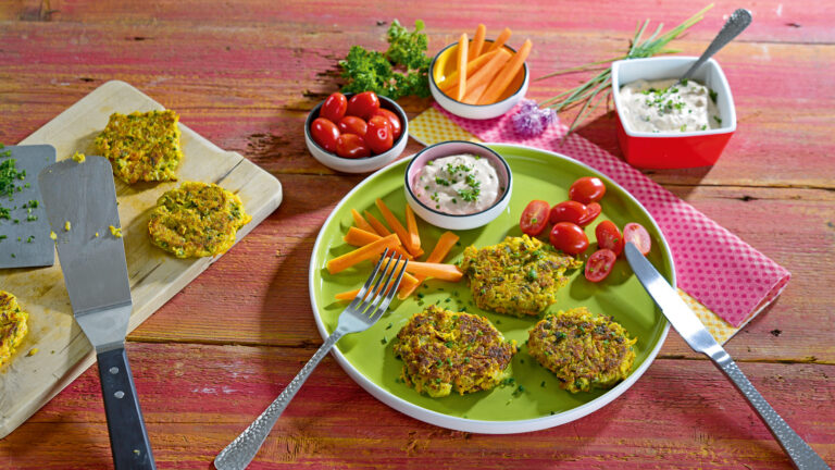 Rezept für Möhrenplätzchen mit Kräuterquark | Foto: Bernhard Kölsch / MedTriX