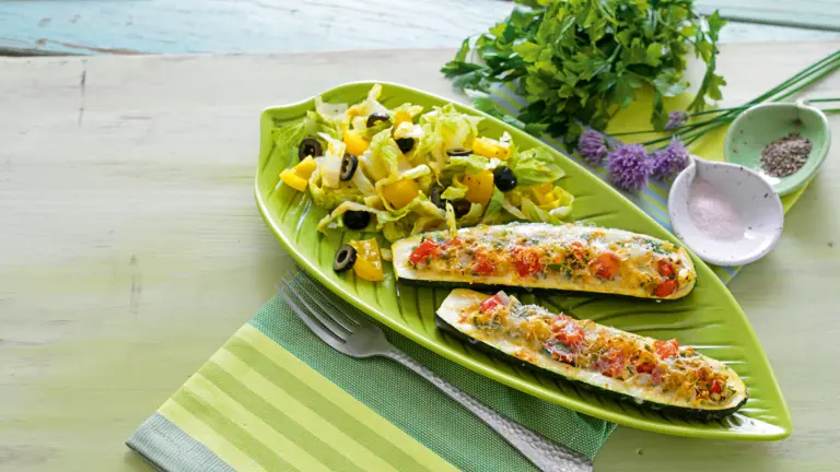 Rezept für gefüllte Zucchini mit Haferkruste und Salat | Foto: MedTriX / Bernhard und Gabi Kölsch