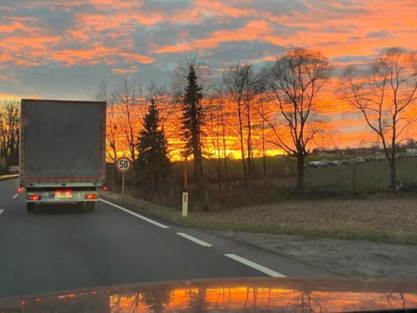 Die letzten Kilometer auf der Autobahn mit strahlendem Abendhimmel