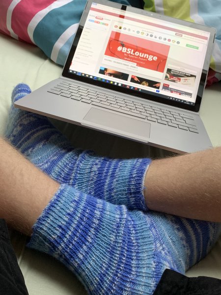 Michi in Wollsocken vor dem Laptop