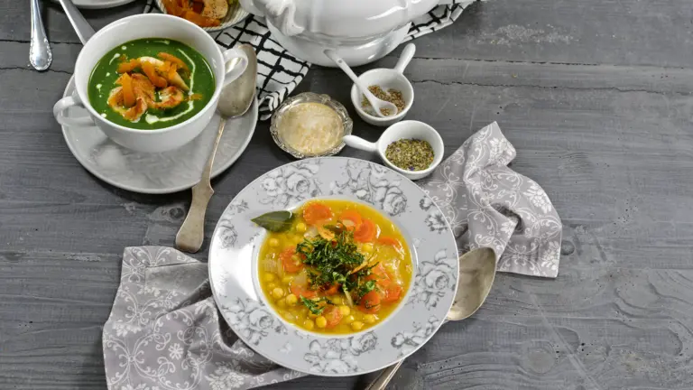 Rezept für Erbseneintopf mit gebratenem Rucola | Foto: MedTriX / Bernhard und Gabi Kölsch