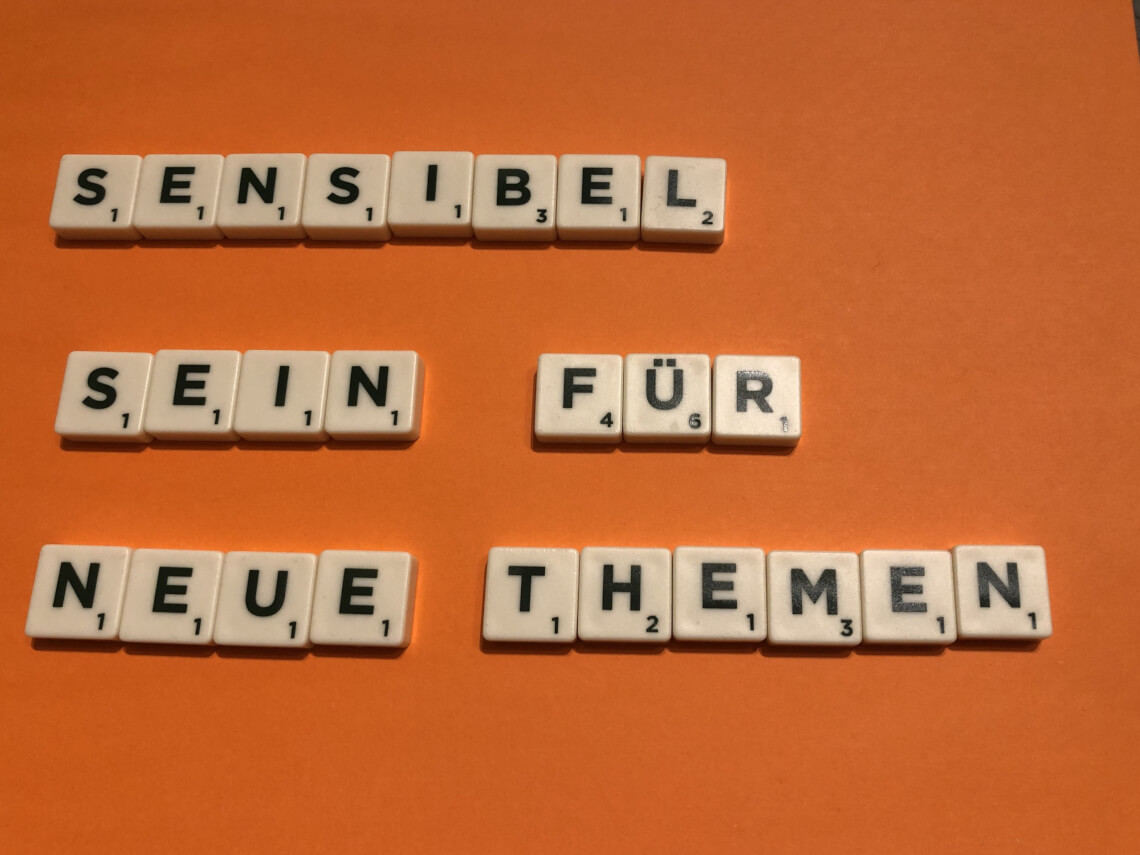 sensibel sein für neue Themen - aus Scrabblesteinen gelegt