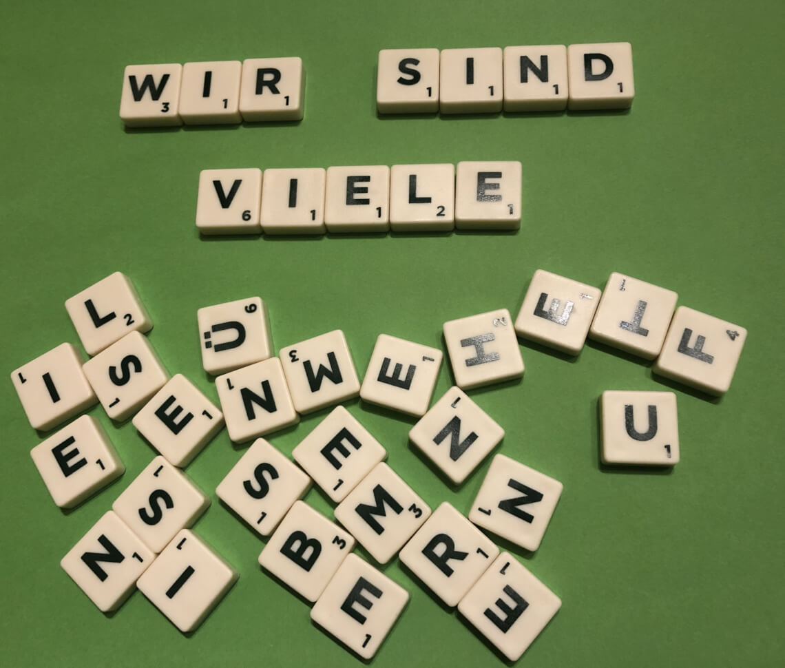 wir sind viele - aus Scrabble-Steinen gelegt