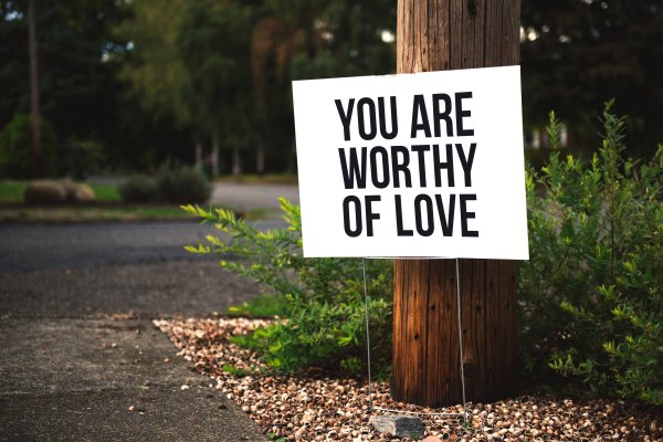 Schriftzug "You are worthy of love"