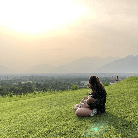 Sharon mit Baby in der Natur