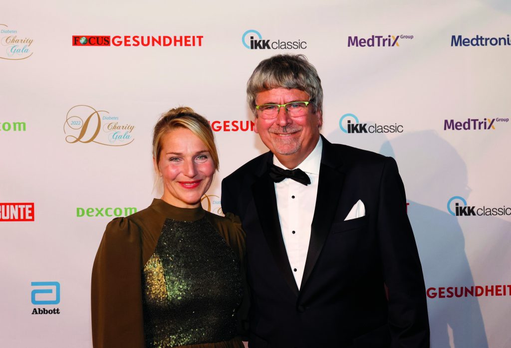 Aufklärung und Glamour auf der Diabetes-Charity-Gala: Schauspielerin Tanja Wedhorn mit Dr. Jens Kröger, diabetesDE. Sie zeigte sich beeindruckt von den vielen ideenreichen Projekten, er stellte Forderungen an die Politik, wie z. B. die Zuckersteuer auf Süßgetränke.
Foto: © Dirk Hasskarl