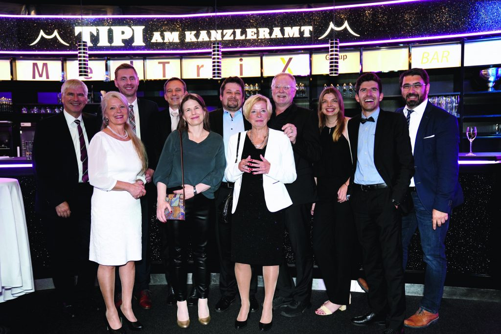 Aufklärung und Glamour auf der Diabetes-Charity-Gala: In bester Gesellschaft – das MedTriX-Team bei der Gala im TIPI, mit Nicole Mattig-Fabian, diabetesDE, (3.v.l., vorne), Birgit Härtle, Boehringer Ingelheim (1. v.l. ,vorne), Ariane Schmidt und Anselm Bellia von Doctolib (2. u. 3. v. rechts).
Foto: © Christian Duda/MedTriX