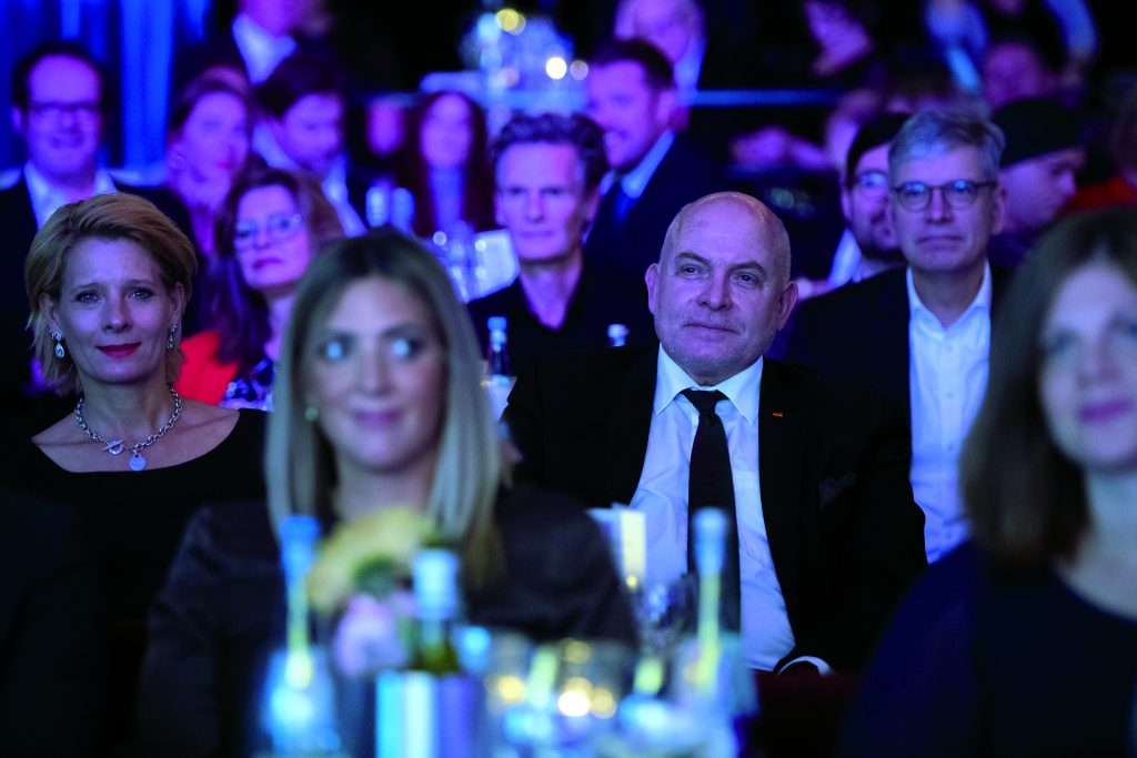 Aufklärung und Glamour auf der Diabetes-Charity-Gala: Auch die Politik mischte sich unter die Gäste, hier MdB Dietrich Monstadt, CDU (2. v.l.).
Foto: © Jens Jeske