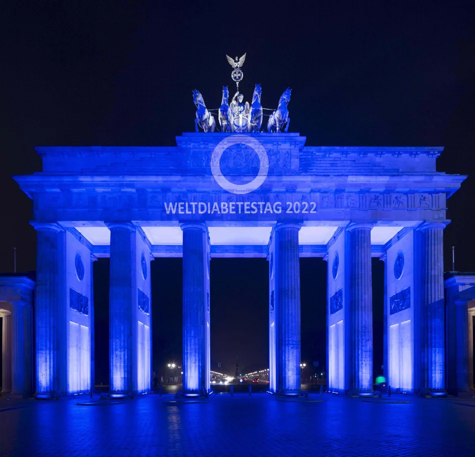 Digitaler Patiententag zum Weltdiabetestag: blau illuminiertes Brandenburger Tor