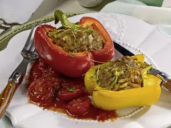 Rezept für Paprikaschoten mit Möhren-Hack-Füllung an Tomatensoße | Foto: MedTriX / Bernhard und Gabi Kölsch
