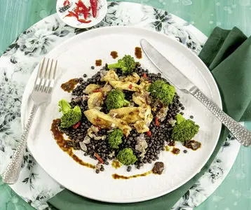 Rezept für Broccoli mit Hähnchen und schwarzen Linsen | Foto: MedTriX / Bernhard und Gabi Kölsch