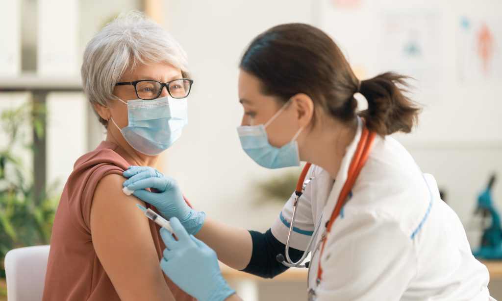 Altersmediziner empfehlen Menschen über 60 Jahren Impfung gegen Grippe und Corona