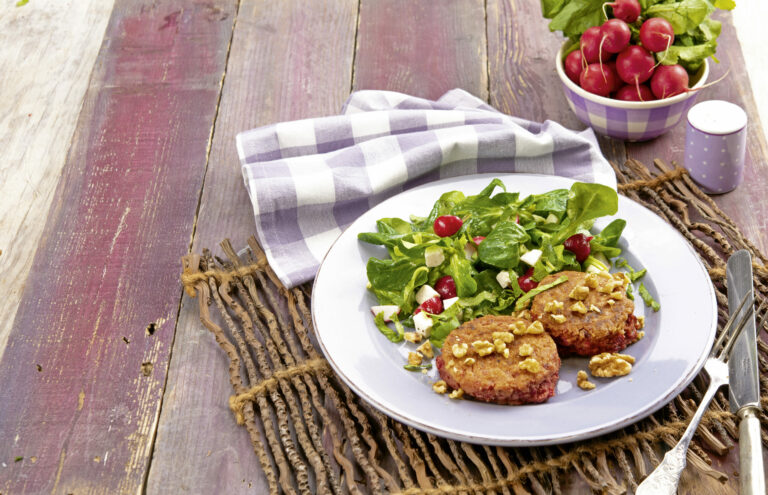 Rezept für Rote-Bete-Puffer mit Wintersalat