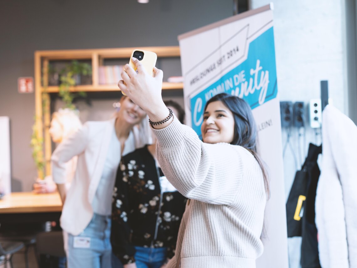 Teilnehmerinnen des Diabetes Barcamps machen ein gemeinsames Selfie
