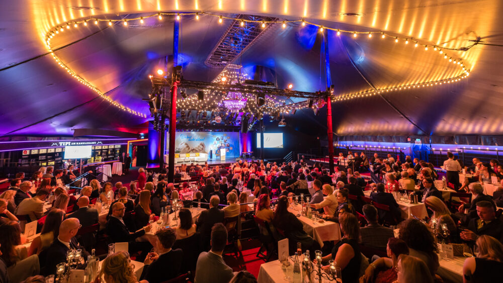 Ein Blick ins Tipi am Kanzleramt. Diabetes-Charity-Gala 2024: Große Worte, bewegende Momente und 100.000 an Euro Spenden – Aufmacher | Foto: diabetesDE/Dirk Michael Deckbar