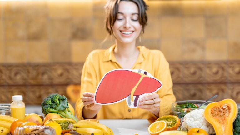 Gewicht, Zucker, Alkohol - Was beim Essen für eine gesunde Leber wichtig ist | Foto: RossHelen – gettyimages