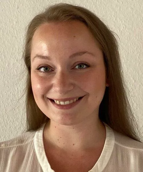 Caro ist unser Diabetes Anker "Original" und schreibt seit 2020 über ihr junges Leben mit Typ-2-Diabetes. Aufgrund ihrer aufgeschlossenen Art und gesunden Neugier testet sie sich gerne durch die aktuellen Food-Trends und ziert sich nicht vor ehrlichen Reviews! Besonders liegt es ihr am Herzen, die Gesellschaft Diabetes-freundlicher zu gestalten und Betroffenen aufzuzeigen, dass ein gutes Leben TROTZ Diabetes möglich ist!