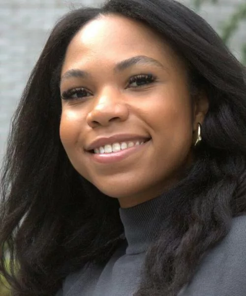 Cynthia Engbi ist Community-Autorin bei Diabetes Anker. Sie isst und snackt für ihr Leben gern (ungesundes) und deshalb kam ihr der Diabetes etwas in die Quere. Wenn sie nicht gerade dabei ist zu raten, wie viel Insulin sie spritzen muss, leitet sie IT-Projekte in der Finanzbranche in irgendeinem Hochhaus in Frankfurt und macht sich da im Gremium für Diversity für diverse Themen stark. Cynthia probiert sich gerne mal aus: von Fussball über Tennis zur Schulung zur Wimpernstylistin, ist alles mal dabei gewesen und man könnte sie auch als umtriebig beschreiben. Cynthia ist der Meinung dass das Leben zu kurz ist, um sich nur in der Komfortzone zu bewegen. Daher freut sie sich ein Teil der Community zu sein und einen Einblick in ihr buntes Leben mit Diabetes zu geben.