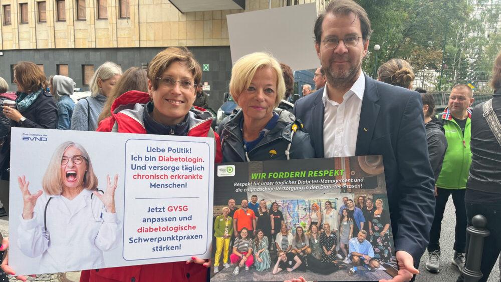 DiaNet(t) 2024: Starke Gemeinschaft, starke Botschaft – Am 13. September 2024 vor dem BMG in Berlin (v. l. n. r.): Sabrina Vité, Teamleiterin „DDG Akademie & Gesundheitspolitik“ der DDG, Nicole Mattig-Fabian, Geschäftsführerin von diabetesDE – Deutsche Diabetes-Hilfe, und Dr. Tobias Wiesner, DDG-Vorstandsmitglied und stellvertretender Vorsitzender des BVND. | Foto: diabetesDE/Deckbar