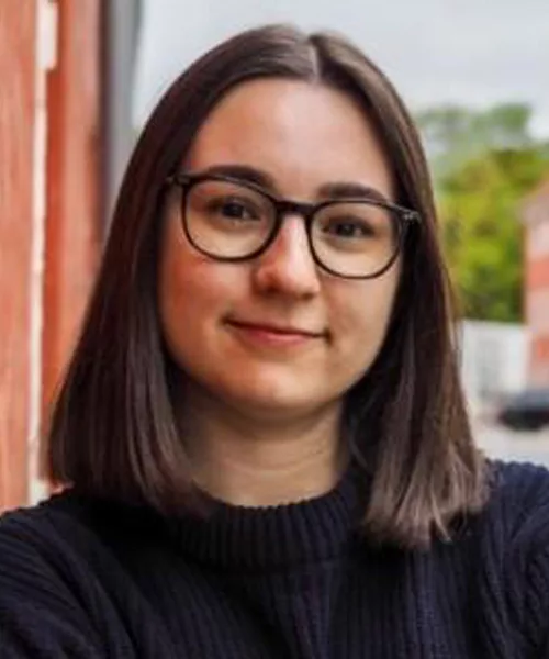 Laura Burlando lebt seit 2007 mit Typ 1 Diabetes, setzt sich als leidenschaftliche Patient Advocate für die Stimme der Menschen mit Diabetes ein, und liebt es, ihren Dexcom und Omnipod mit Patches zu schmücken. Für Pizza und Pommes (nicht zusammen!) ist sie immer zu haben, egal was der Blutzucker gerade macht. Laura schreibt seit neustem für den Diabetes-Anker und vertritt dabei unter anderem die Schweiz.