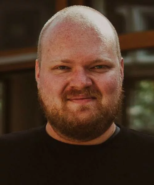 Michael Bender ist Community-Autor beim Diabetes-Anker. Er lebt und arbeitet am schönen Niederrhein mit Typ 3c Diabetes. In seiner Freizeit ist er gerne mit und ohne Kamera draußen in der Natur unterwegs.