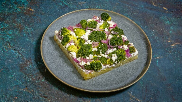 Rezept: Kartoffeltorte mit Broccoli und Zwiebeln | Foto: MedTriX_Bernhard Kölsch, Gabi Kölsch (Food-Styling)