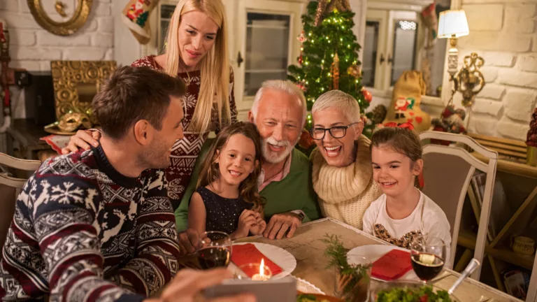 Die Feiertage genießen: Kochen an Festtagen – mit Rezepten fürs Weihnachtsmenü | Foto: RgStudio - gettyimages