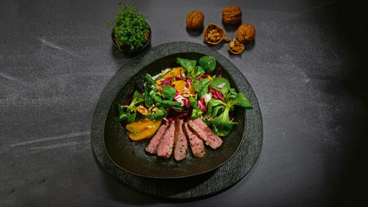 Rezept für Rinderfilet auf Wintersalat | Foto: MedTriX / Bernhard Kölsch, Gabi Kölsch (Food-Styling)