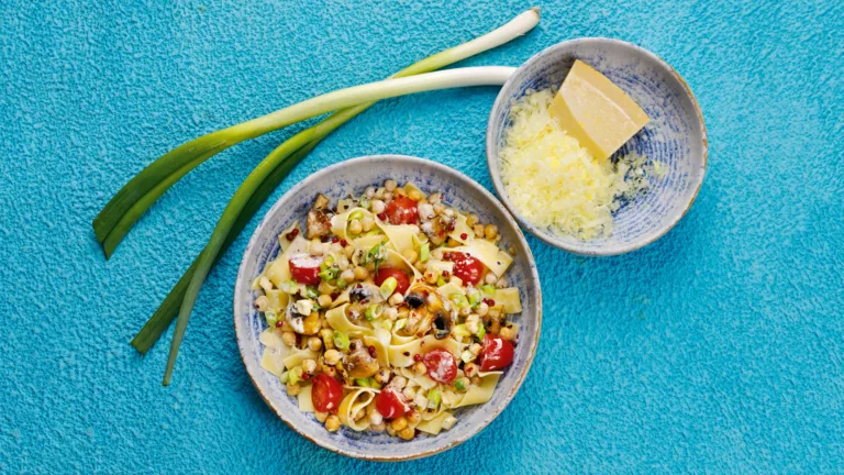 Rezept für Bandnudeln mit Champignons und Kichererbsen | Foto: MedTriX/Bernhard und Gabi Kölsch
