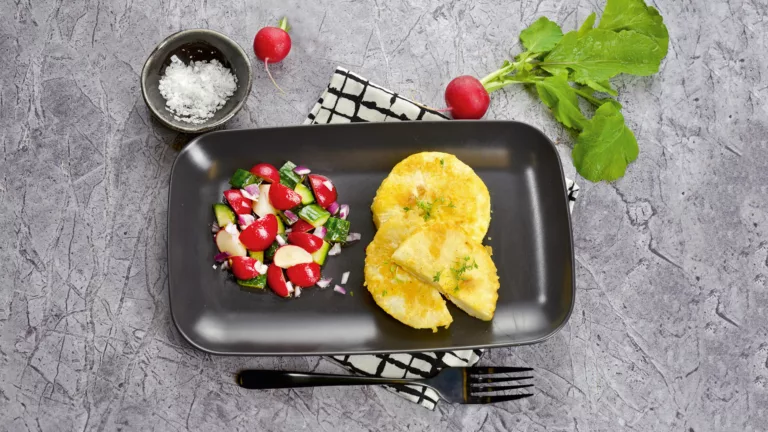 Rezept für Sellerieschnitzel mit buntem Salat | Foto: MedTriX / Bernhard Kölsch, Gabi Kölsch (Food-Styling)
