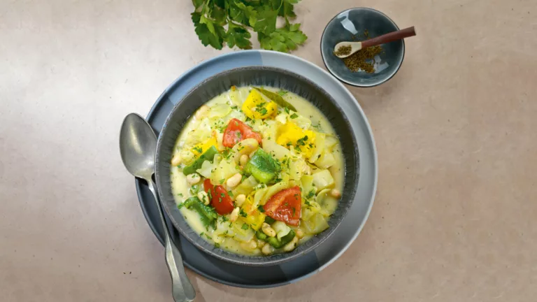 Rezept für Weißkohl-Topf mit weißen Bohnen | Foto: MedTriX/Bernhard und Gabi Kölsch