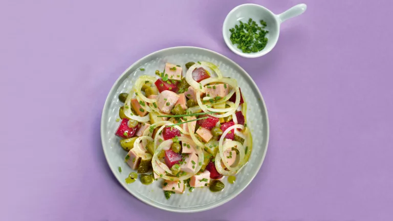 Rezept für Wurstsalat mit Gemüse | Foto: MedTriX / Bernhard Kölsch, Gabi Kölsch (Food-Styling)