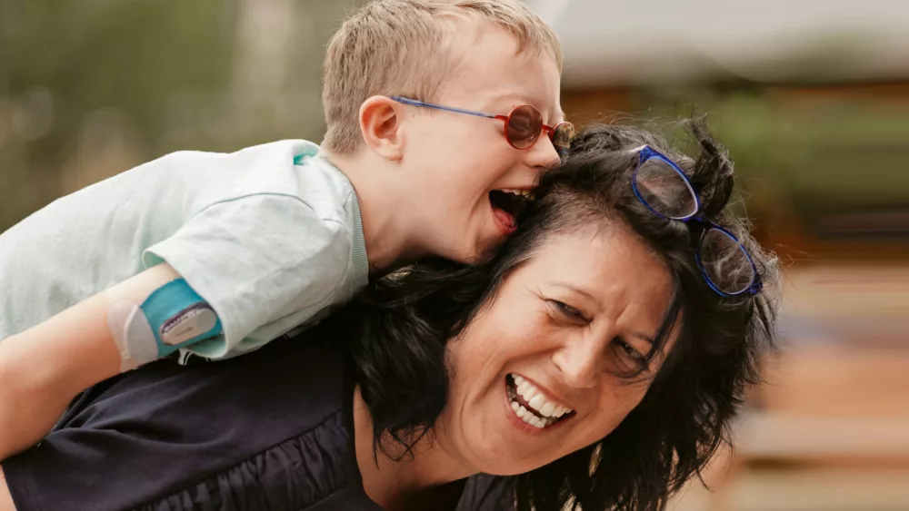 Erik und sein „DD-Rucksack“: Familien mit Down-Syndrom und Diabetes Typ 1 im Gepäck gesucht | Foto: Christine Kolesinski