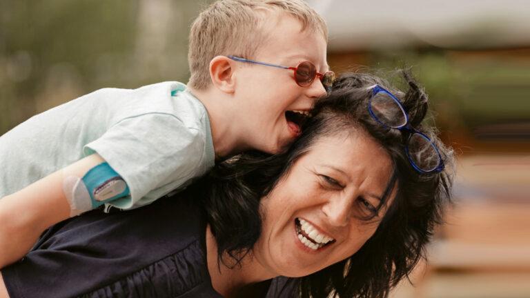 Erik und sein „DD-Rucksack“: Familien mit Down-Syndrom und Diabetes Typ 1 im Gepäck gesucht | Foto: Christine Kolesinski