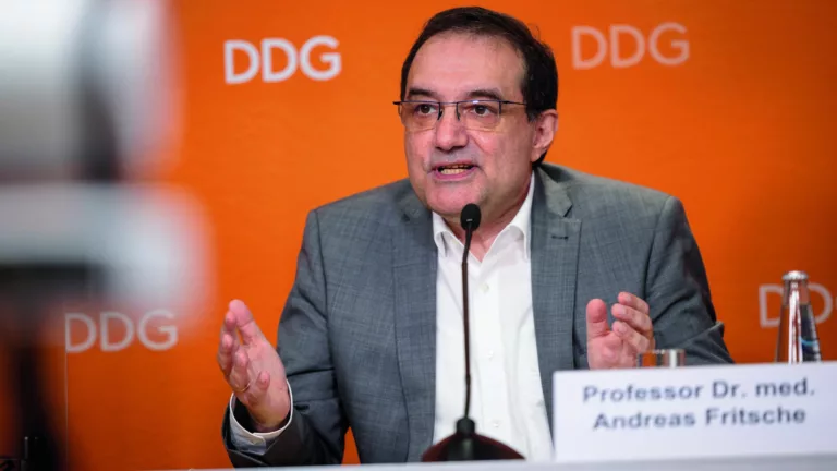 Prof. Dr. Andreas Fritsche im Interview: aktueller DDG-Präsident, Forscher und begeisterter Therapeut | Foto: Dirk Michael Deckbar/DDG